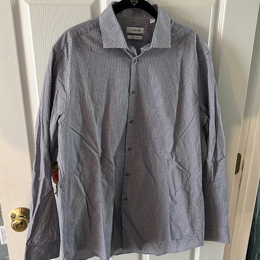 Calvin Klein Slim Fit / Stretch Button down dress shirt. Size L. Purple